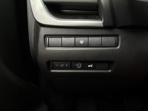 Used 2025 Nissan Rogue SV FWD image 24