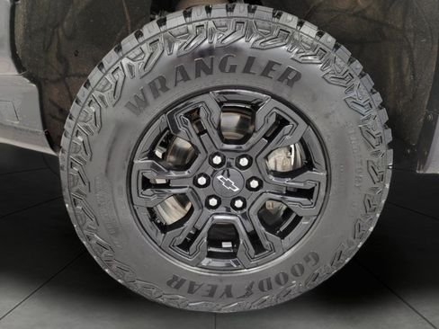 Used 2024 Chevrolet Silverado 1500 ZR2 w/ Technology Package AWD/4WD image 3