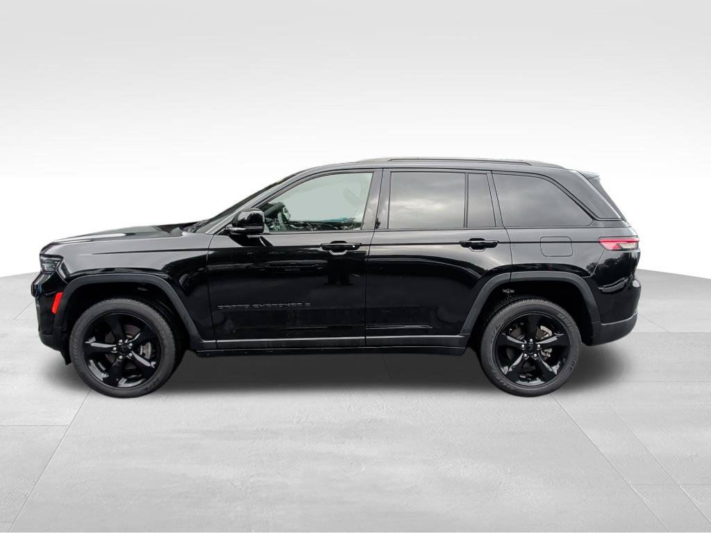 Used 2023 Jeep Grand Cherokee Altitude AWD/4WD image 2