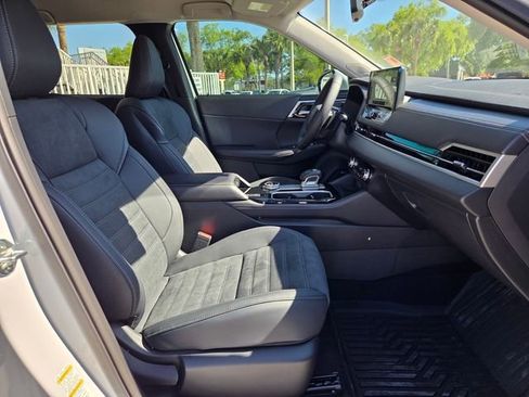 Used 2025 Mitsubishi Outlander SE FWD image 19