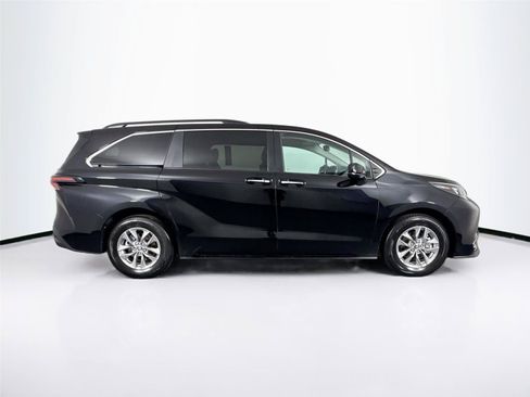 Certified 2024 Toyota Sienna XLE FWD image 10