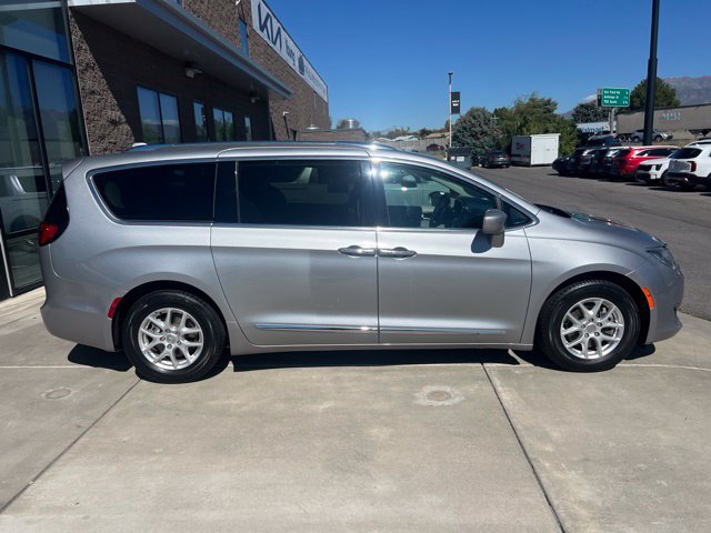 Used 2020 Chrysler Pacifica Touring-L FWD image 5
