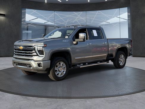 Used 2025 Chevrolet Silverado 2500 High Country w/ High Country Premium Package AWD/4WD image 2