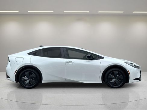 New 2026 Toyota Prius Plug-In Hybrid FWD image 6