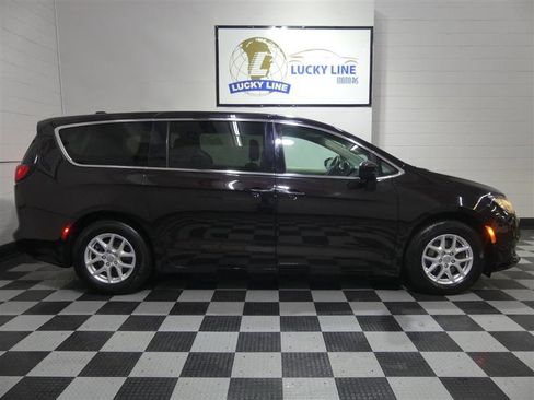 Used 2018 Chrysler Pacifica LX image 6