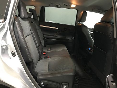 Used 2015 Toyota Highlander Plus AWD/4WD image 18