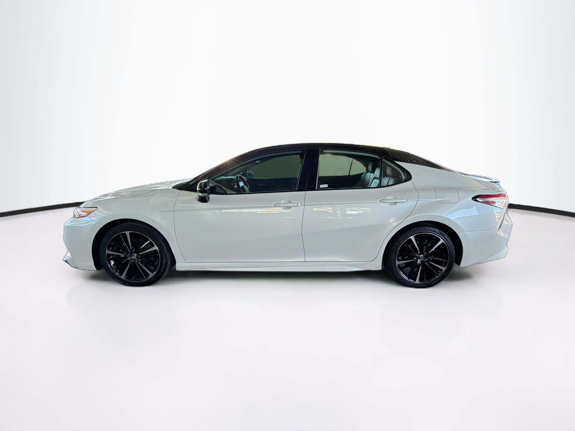 Used 2020 Toyota Camry XSE FWD image 4