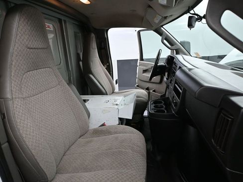 Used 2017 Chevrolet Express 3500 image 48