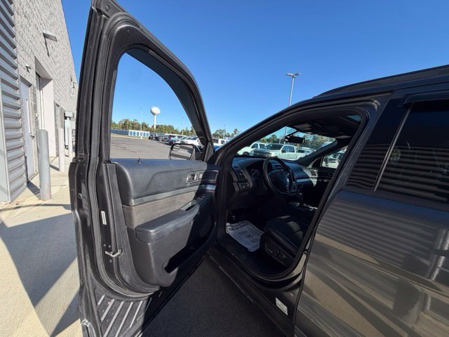 Used 2018 Ford Explorer XLT w/ Equipment Group 202A AWD/4WD image 19