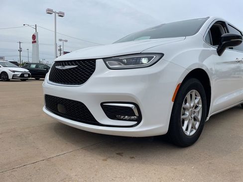 Used 2024 Chrysler Pacifica Touring-L FWD image 16