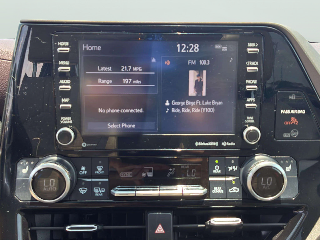 Used 2022 Toyota Highlander XLE FWD image 12