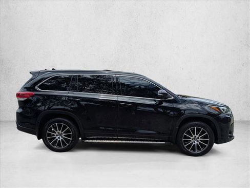 Used 2017 Toyota Highlander SE FWD image 4