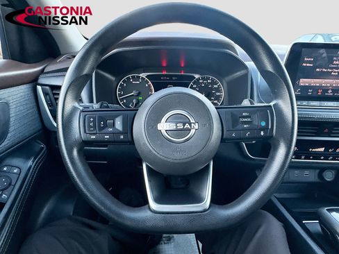 Used 2023 Nissan Rogue SV image 14