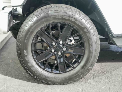 Used 2022 Jeep Wrangler Unlimited Sahara image 9