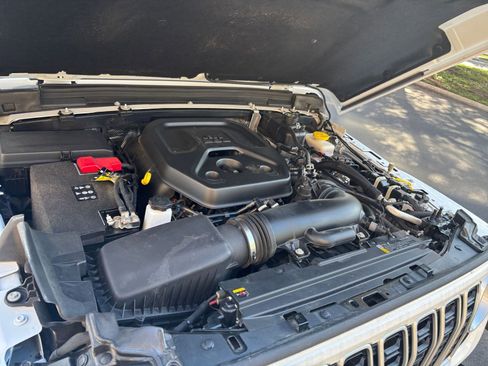 Used 2025 Jeep Wrangler Unlimited Sahara AWD/4WD image 27