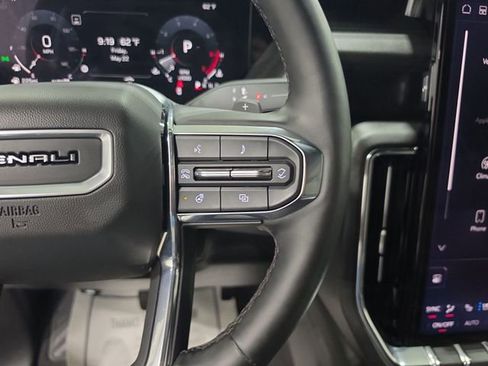 Used 2025 GMC Yukon XL Denali AWD/4WD image 17
