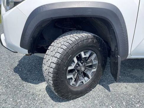 Certified 2017 Toyota Tacoma TRD Off-Road w/ Tow Package AWD/4WD image 10