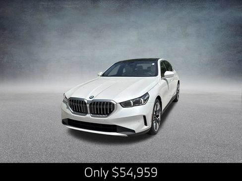 Certified 2026 BMW 530i xDrive w/ Premium Package AWD/4WD image 4