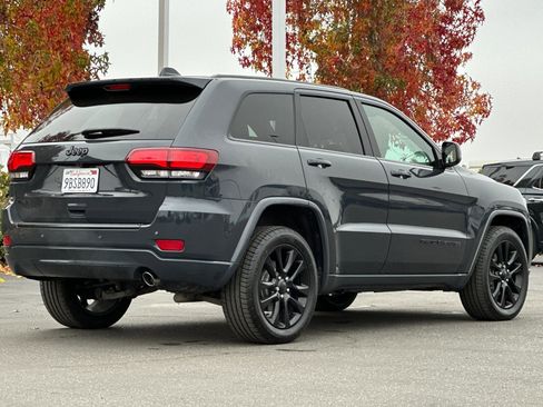 Used 2018 Jeep Grand Cherokee Altitude image 4