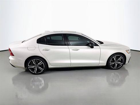 Used 2019 Volvo S60 T6 R-Design image 8