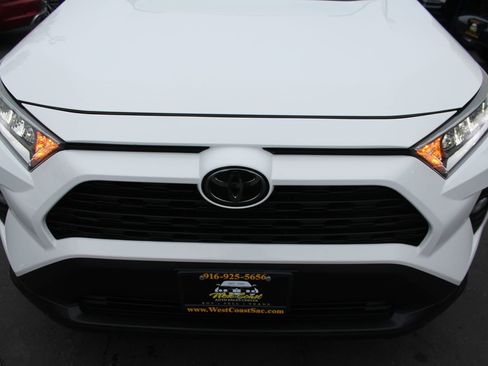 Used 2020 Toyota RAV4 XLE Premium image 9