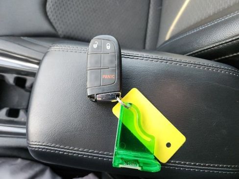 Used 2024 Jeep Compass Latitude image 18