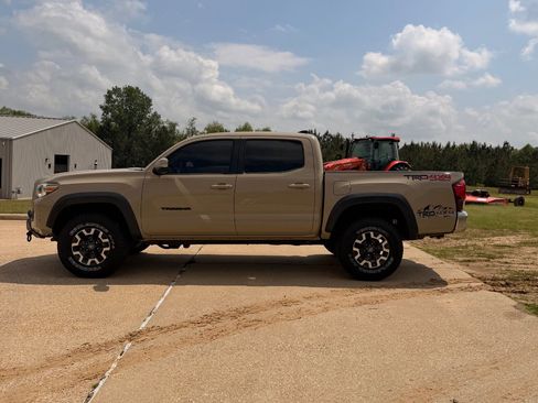 Used 2019 Toyota Tacoma TRD Off-Road AWD/4WD image 8