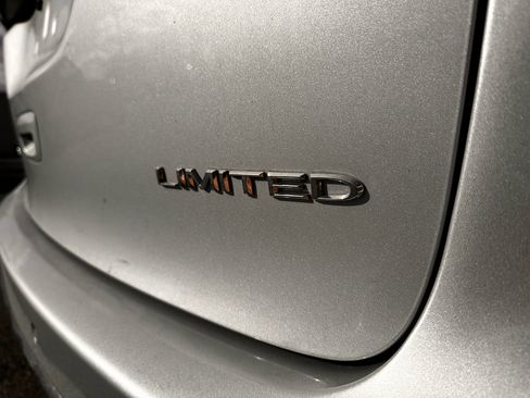 Used 2024 Chrysler Pacifica Limited image 4