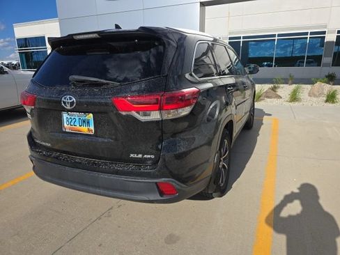 Used 2018 Toyota Highlander XLE AWD/4WD image 2