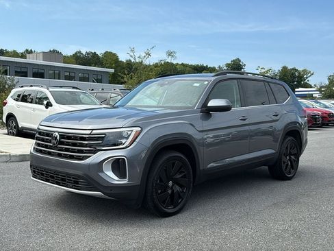 Used 2024 Volkswagen Atlas SE w/ Panoramic Sunroof Package AWD/4WD image 3