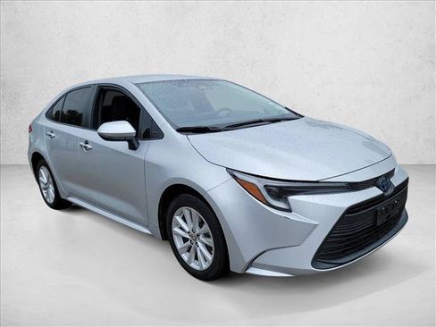 Used 2023 Toyota Corolla LE FWD image 3