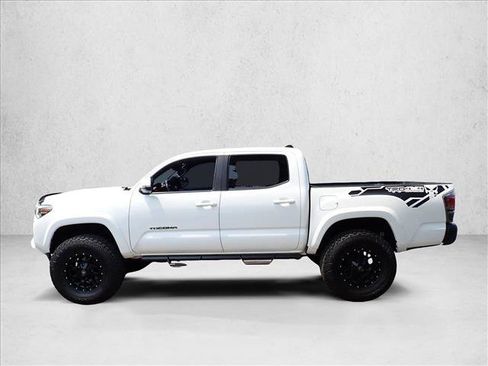 Used 2019 Toyota Tacoma TRD Sport AWD/4WD image 2