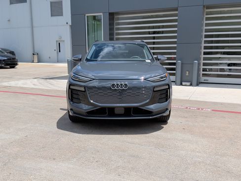 Used 2025 Audi Q6 e-tron Premium w/ Convenience Package RWD image 3
