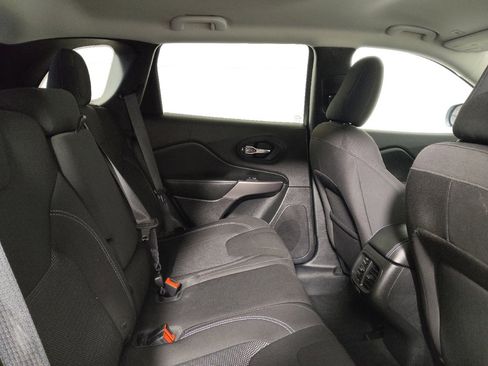 Used 2019 Jeep Cherokee Latitude w/ Popular Appearance Group FWD image 19