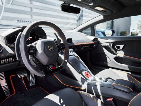 Used 2020 Lamborghini Huracan EVO AWD/4WD image 2