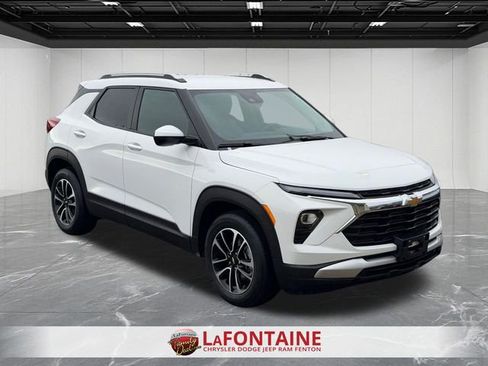 Used 2025 Chevrolet TrailBlazer LT FWD image 2