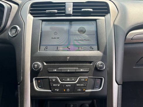 Used 2017 Ford Fusion SE w/ Fusion SE Technology Package FWD image 19