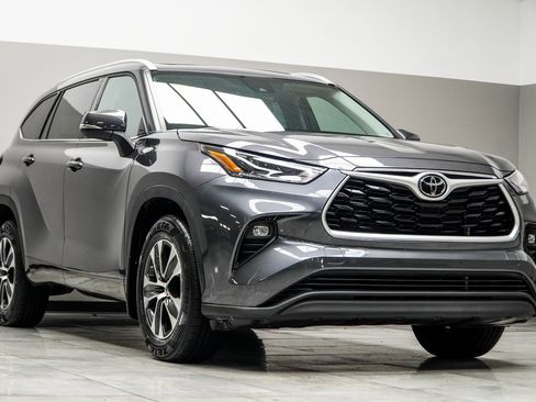 Used 2022 Toyota Highlander XLE image 4
