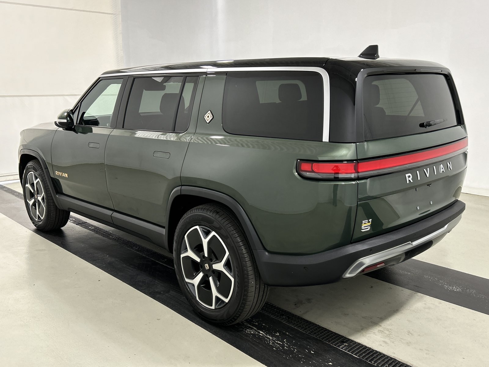 Used 2024 Rivian R1S Adventure Quad AWD/4WD image 3