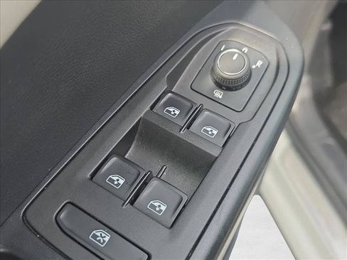 Certified 2025 Volkswagen Taos SE AWD/4WD image 8