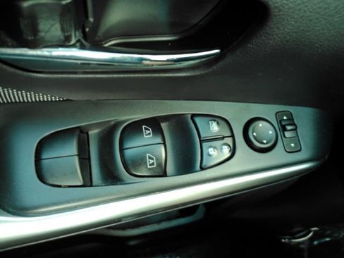 Used 2018 Nissan Kicks SV image 29