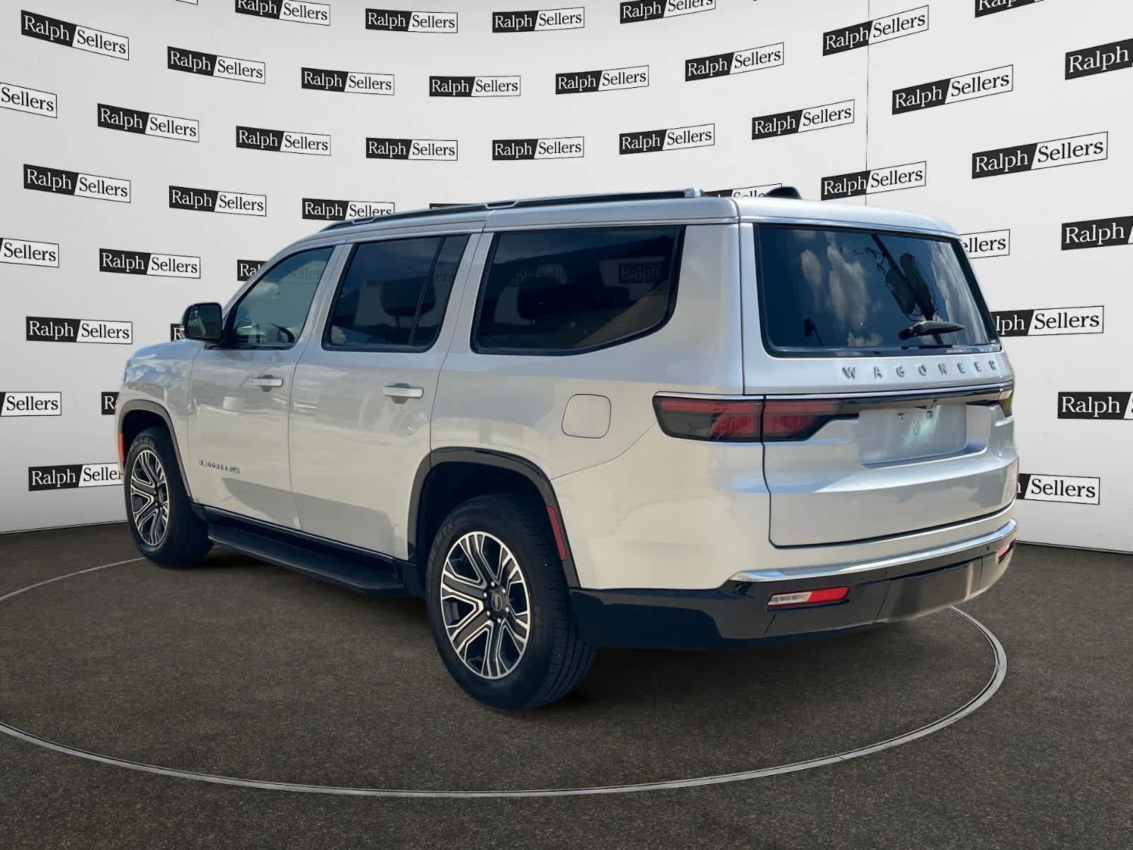 Used 2025 Jeep Wagoneer Series II AWD/4WD image 4