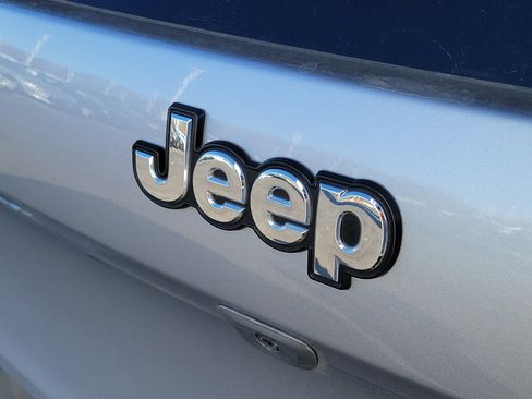 Used 2017 Jeep Cherokee Latitude w/ Cold Weather Group image 7