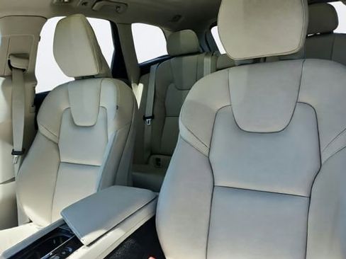 Used 2023 Volvo XC60 B5 Plus FWD image 10