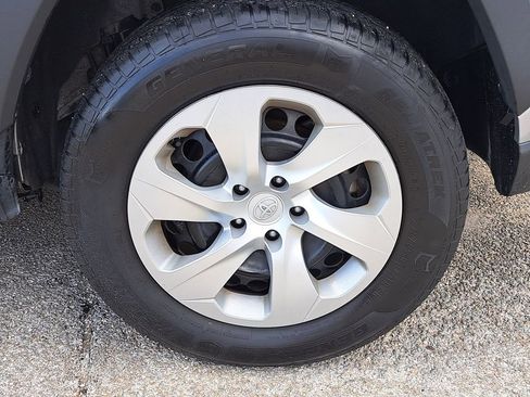 Used 2021 Toyota RAV4 LE image 5