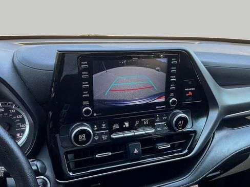 Used 2021 Toyota Highlander L FWD image 26