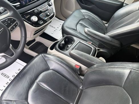 Used 2022 Chrysler Pacifica Touring-L FWD image 18
