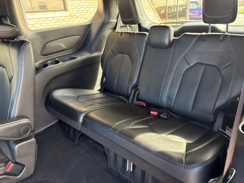 Used 2025 Chrysler Pacifica Select image 5