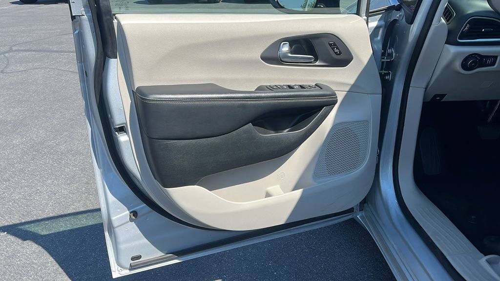 Used 2024 Chrysler Pacifica Touring-L FWD image 9