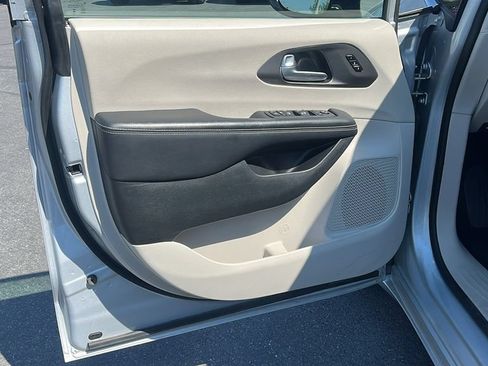 Used 2024 Chrysler Pacifica Touring-L FWD image 9